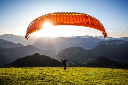 paragleiter-startet-ueber-westendorfA___c_kringsmaren